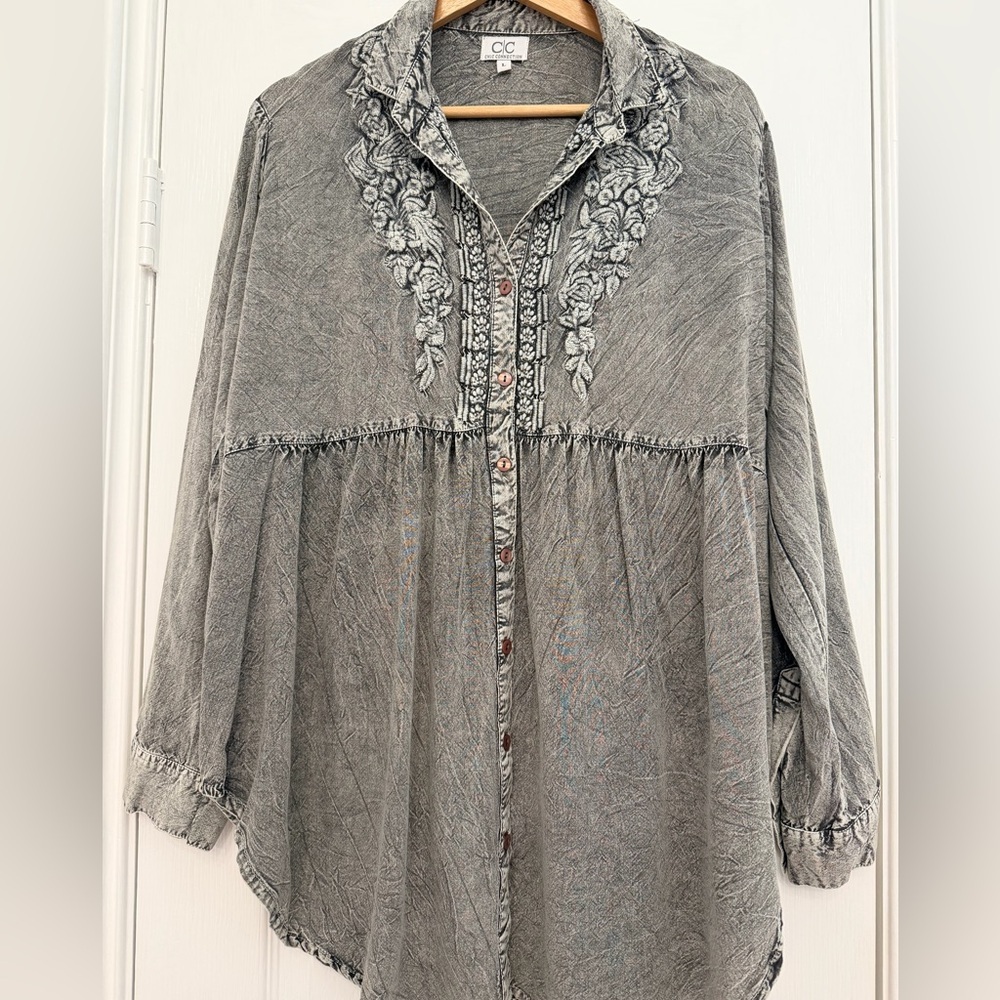 Chic Connection-Embroidered Gray/Taos Silver Frost Women's Boho Tunic Top-Size L